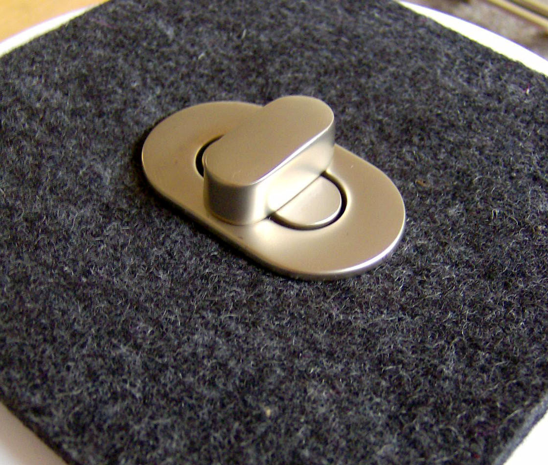 Ovaler Taschendrehverschluss aus mattiertem Metall